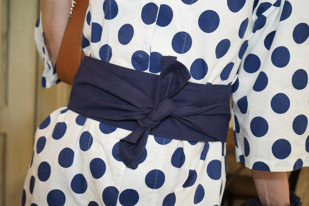 Stoffballen mit punkten auf dem rasen liegend